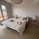 50 M2 - Vue - - Commerces Daire Le Lavandou
